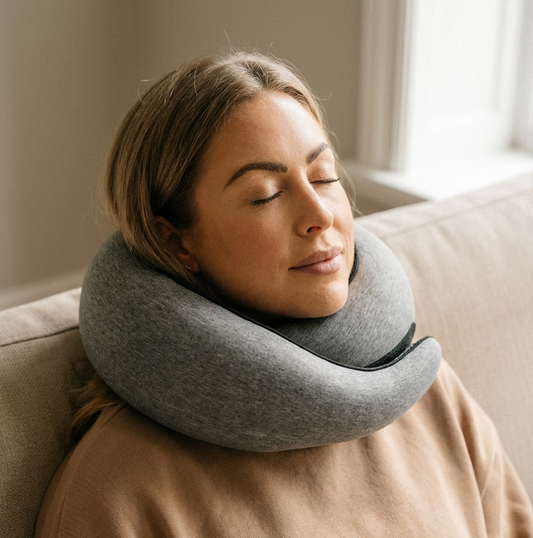 Omslutande resekudde i memory foam