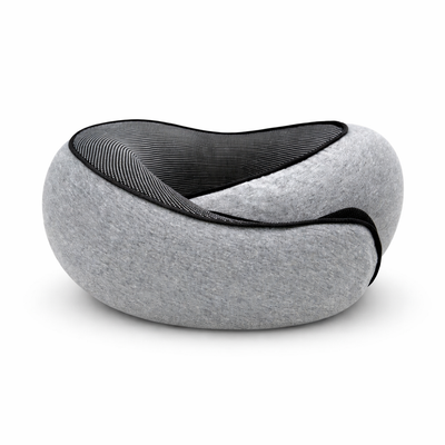 Omslutande resekudde i memory foam